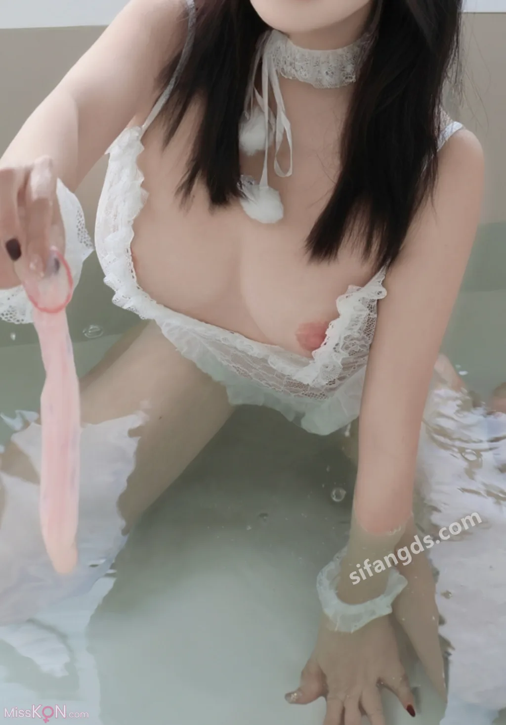 [XR Uncensored] 小薯条nienie_ R18 秀人网模特 25年首秀 地铁站露出