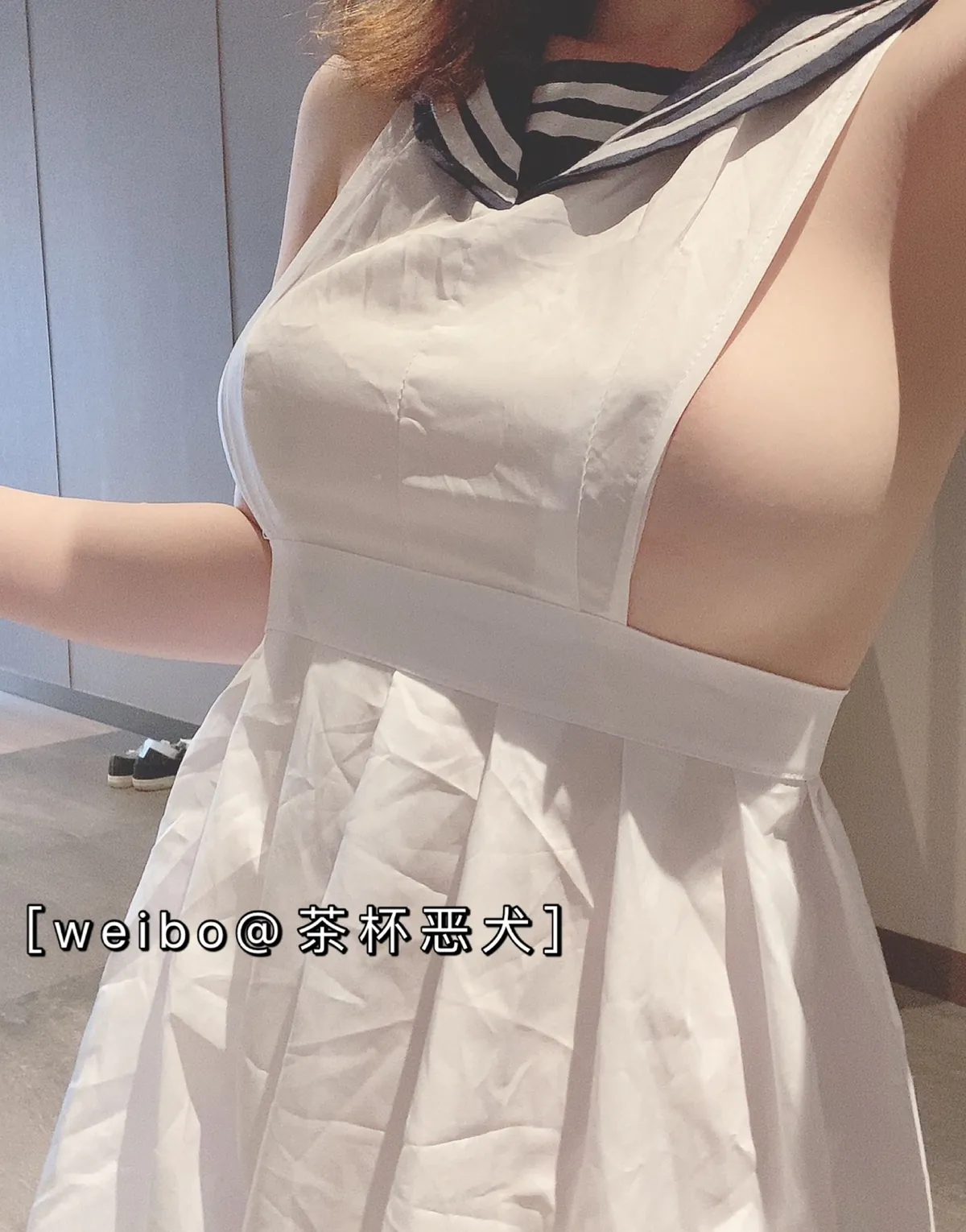 恶犬 (E quan) – White Bathrobe Cover