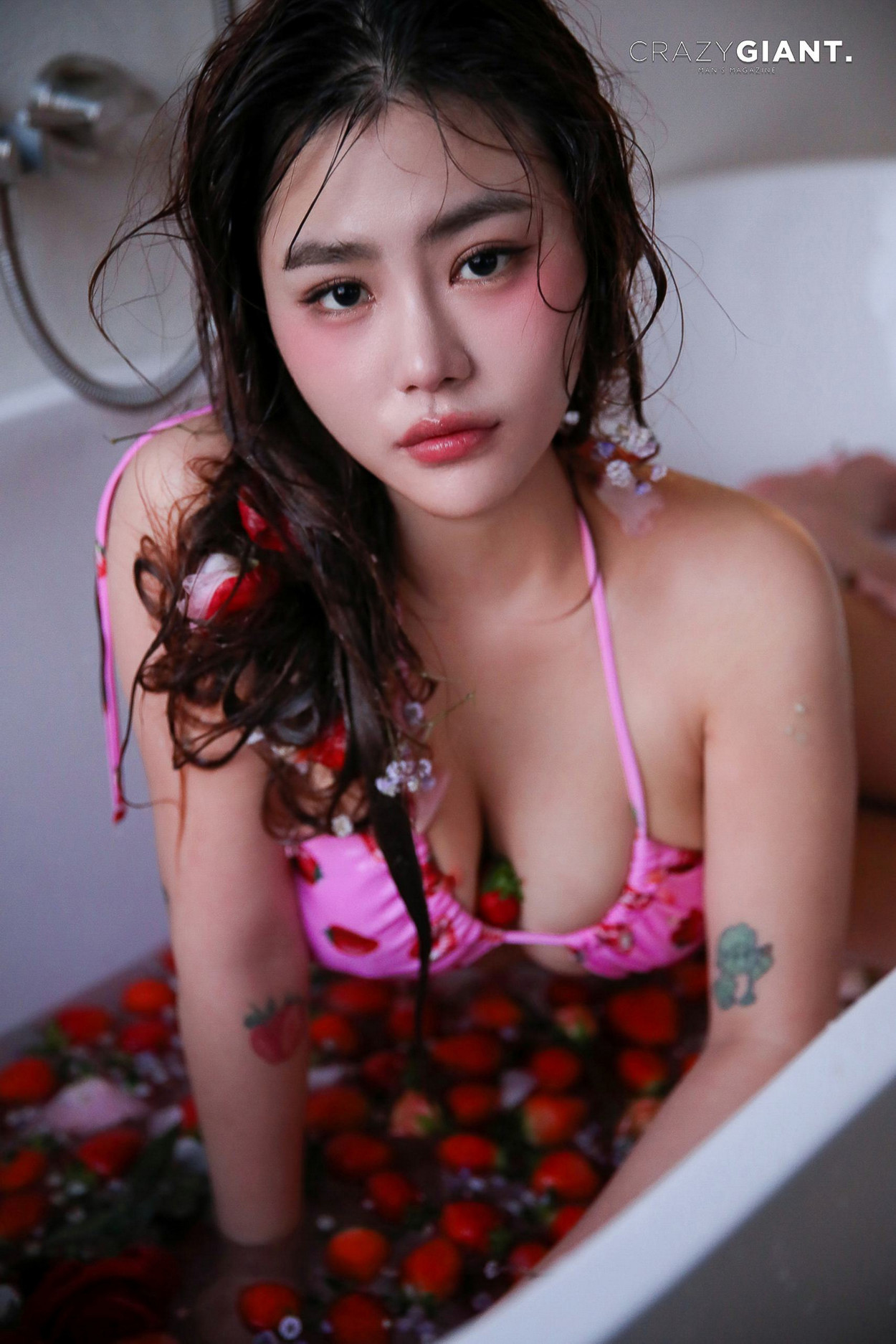 Bani 바니, CrazyGiant “Strawberry Vibes” Set.01