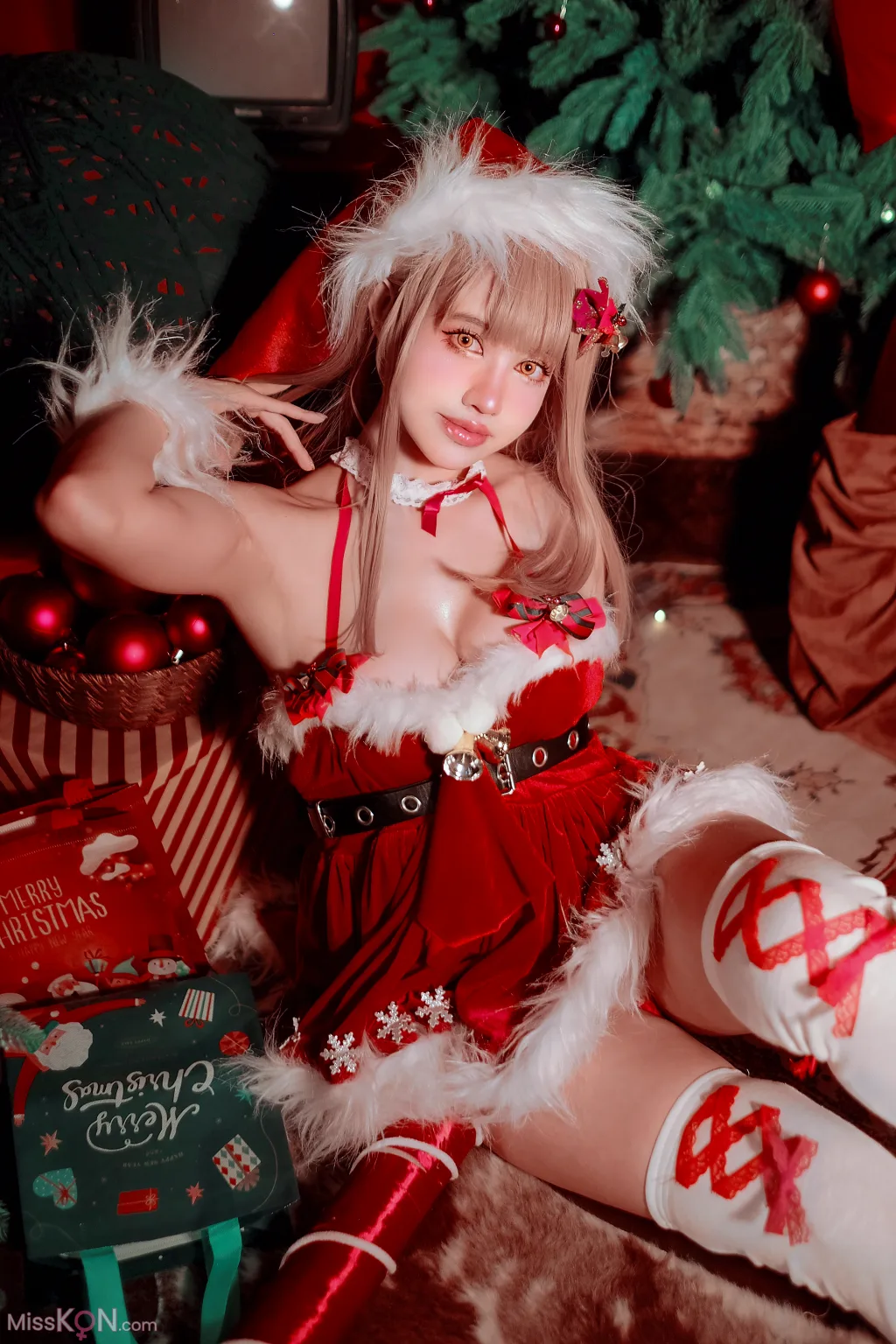 Coser@PingPing_ Emma Xmas NIKKE