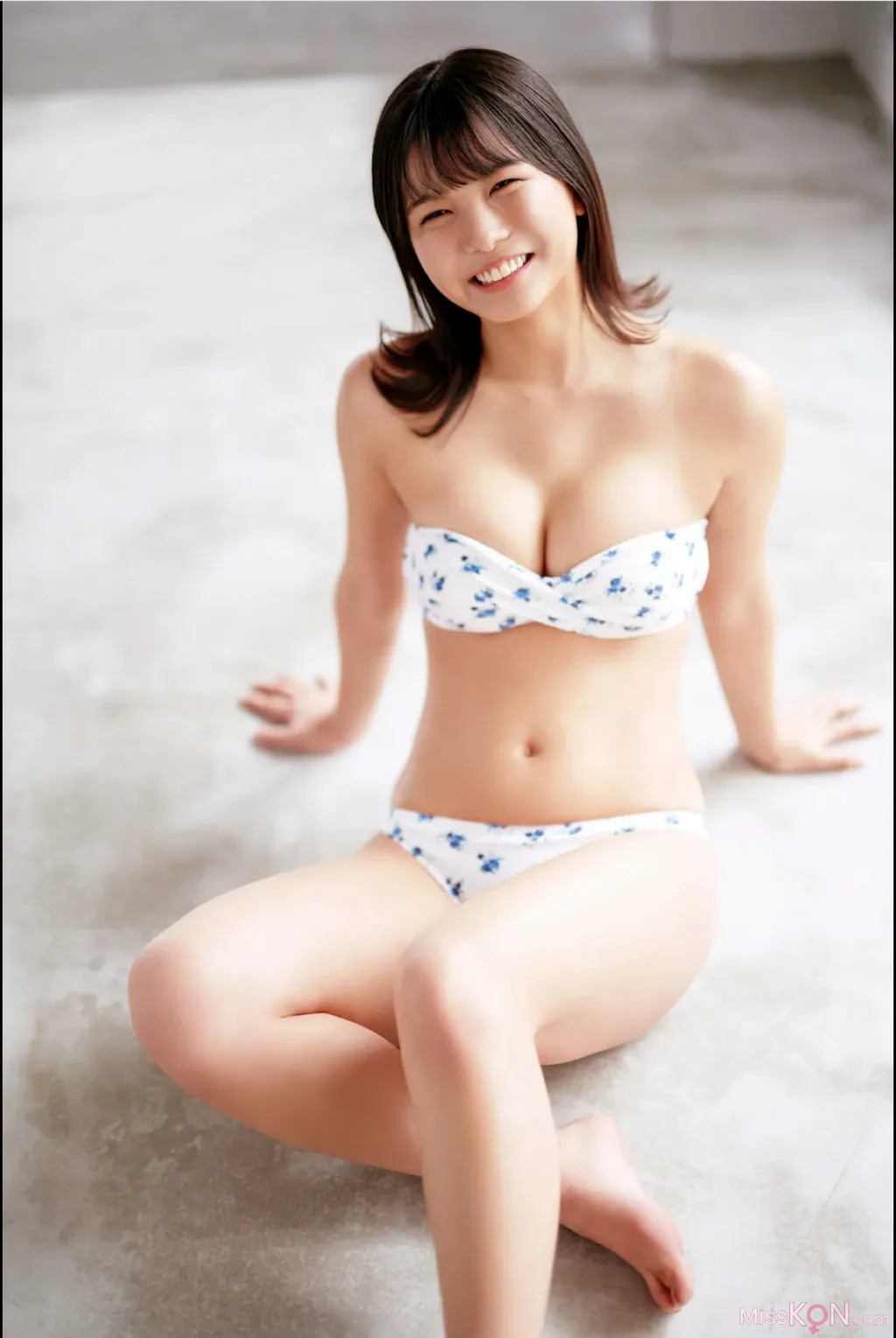 Nanami Asahi (朝日ななみ)_ 22歳の纯真ビキニ