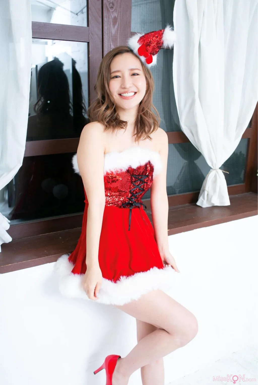 Sarina Kurokawa (黒川さりな)_ Red 005 Kurokawa Sarina 01