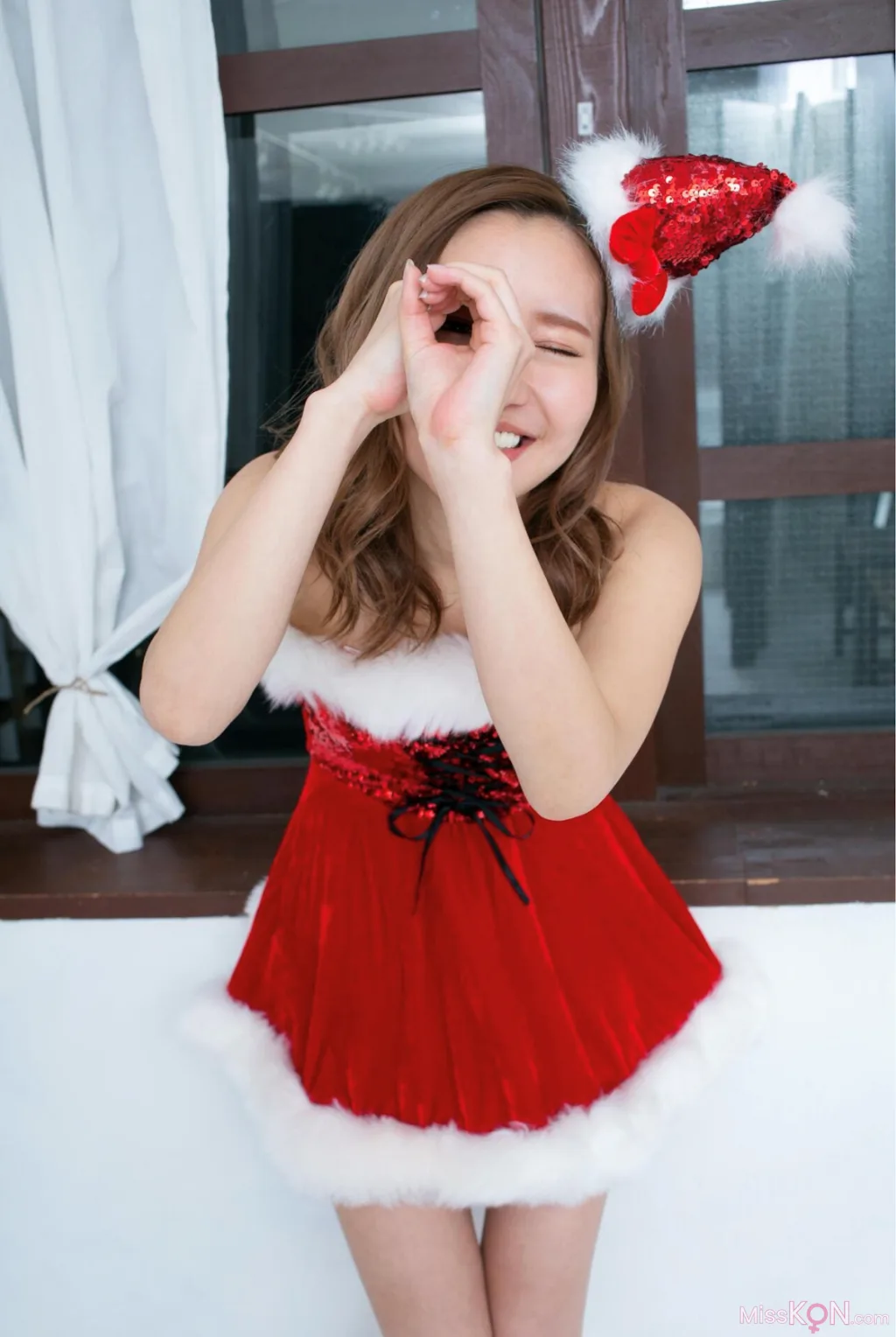 Sarina Kurokawa (黒川さりな)_ Red 005 Kurokawa Sarina 01