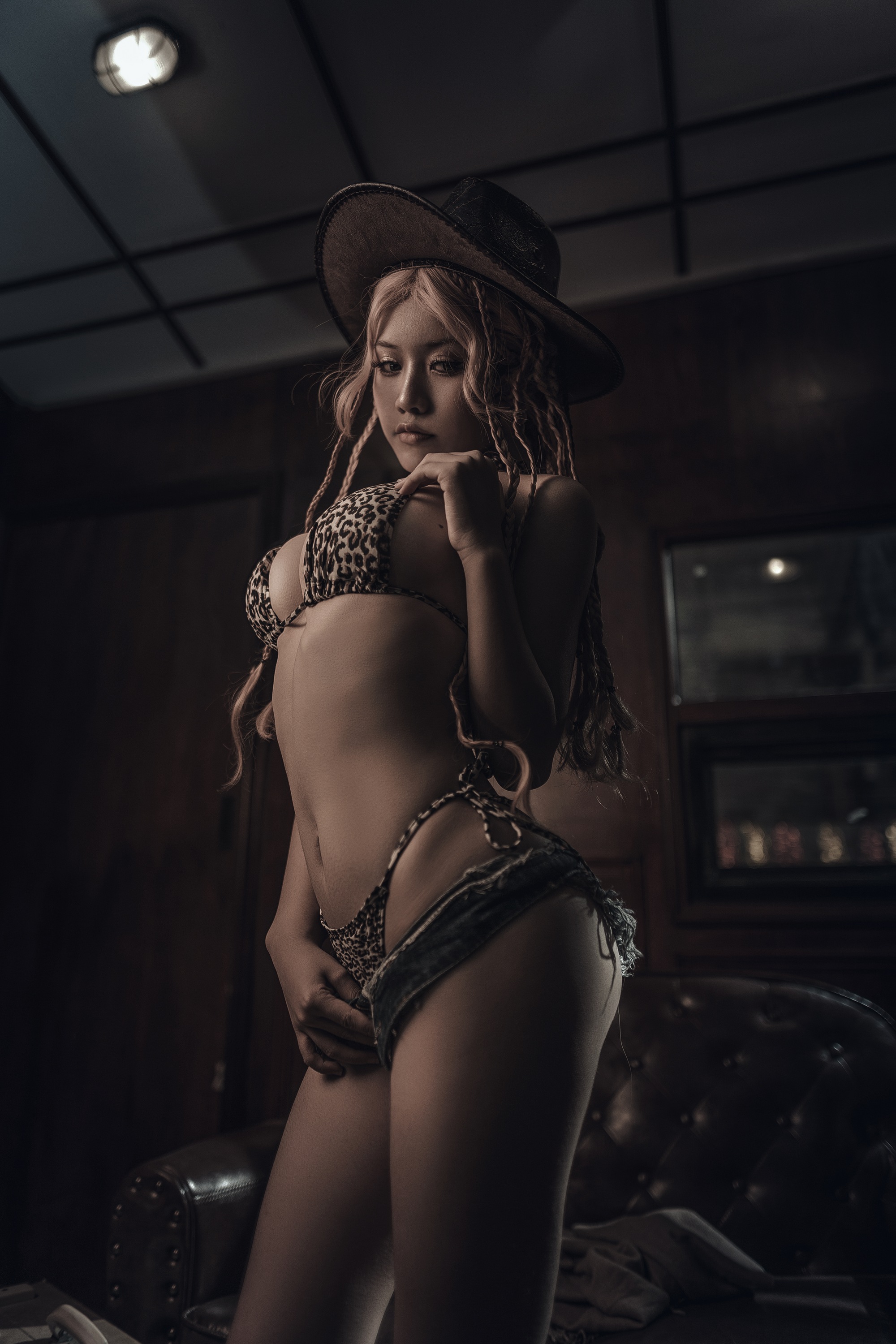 [Cosplay] Yixiao 一笑芳香沁 – Cowboy Leopard Girl 牛仔豹女