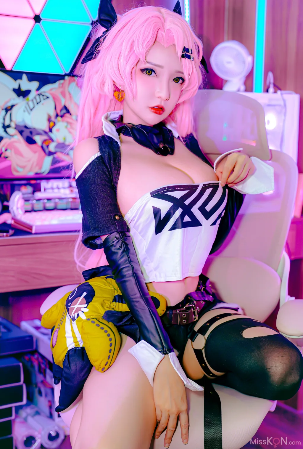 Coser@Potato Godzilla_ Nicole Zenless Zone Zero