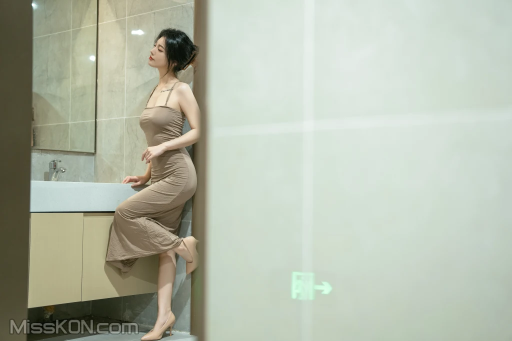Coser@桃良阿宅_ 吊带裙(公共厕所)