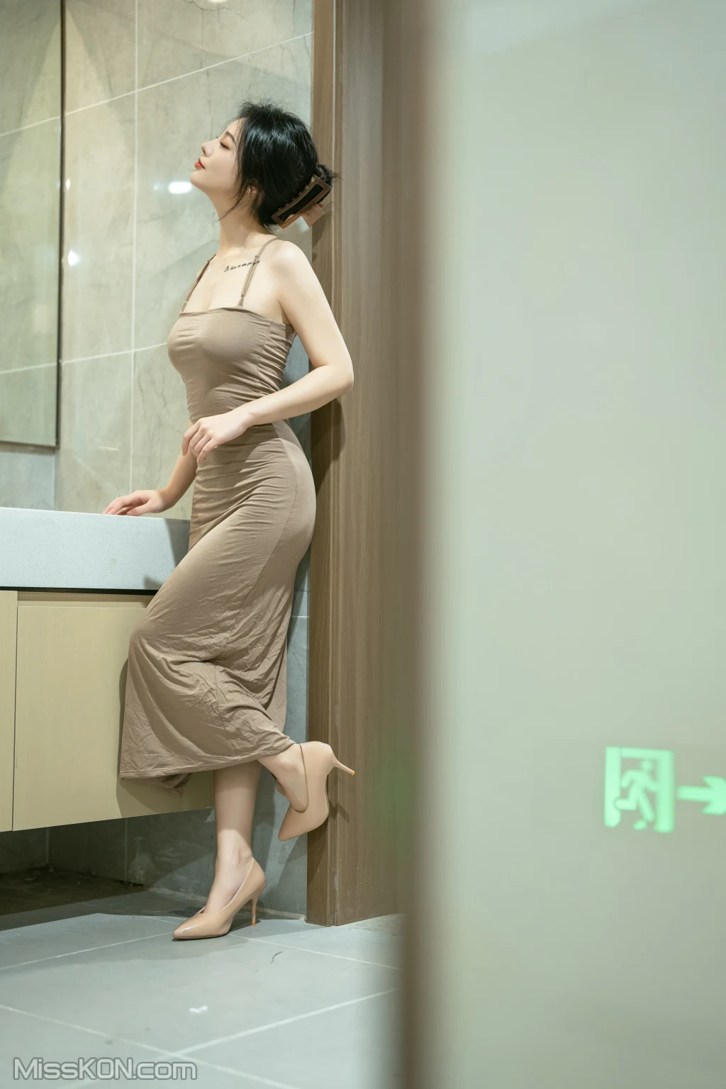 Coser@桃良阿宅_ 吊带裙(公共厕所)