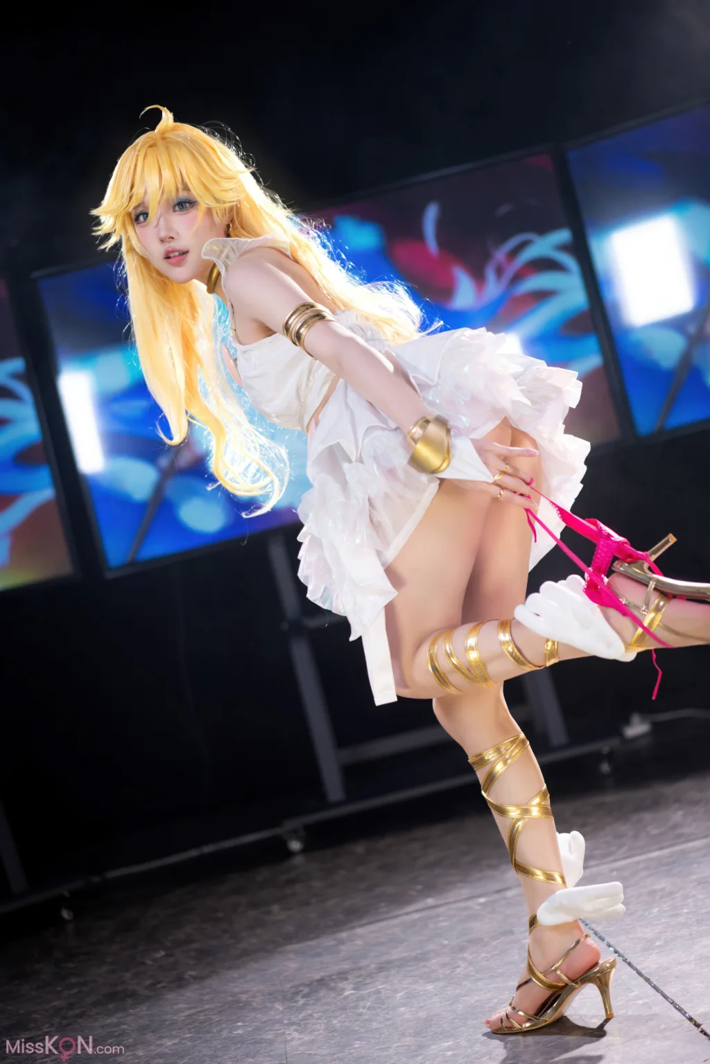 Coser@阿包也是兔娘 & 苏苏苏Sofia_ 吊带袜天使