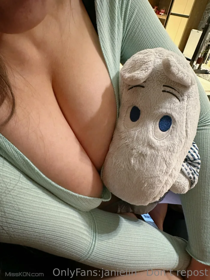 [OF] JANiE 泥泥_ 北捷手扶梯驚現爆乳妹「超大尺寸」緩緩上升，男性旅客塞爆「泥泥學姐大膽自拍」