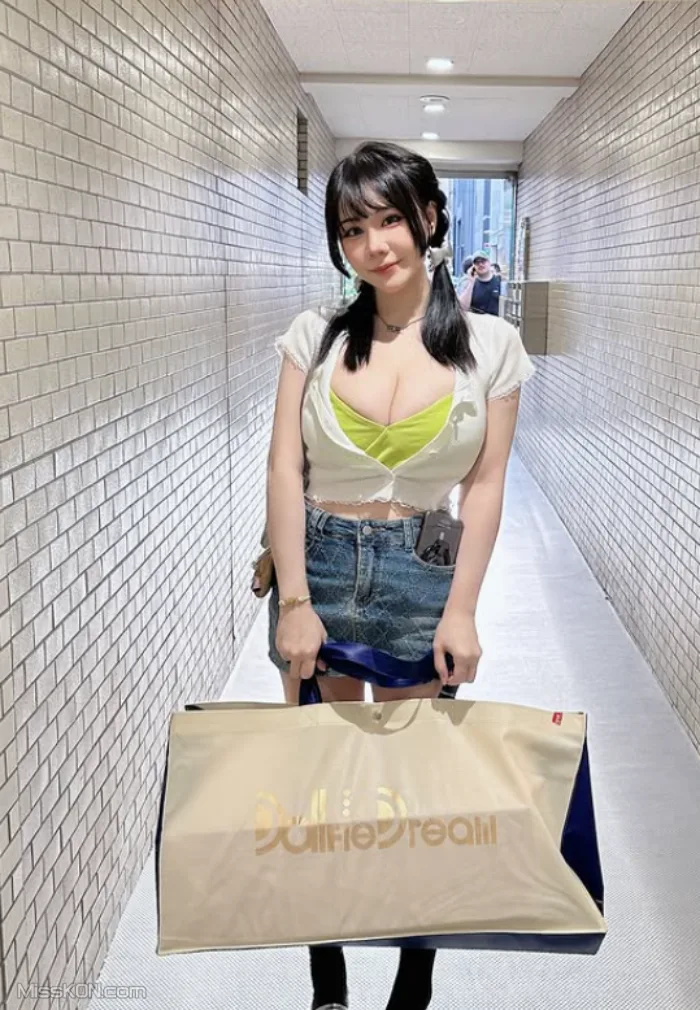 [OF] JANiE 泥泥_ 北捷手扶梯驚現爆乳妹「超大尺寸」緩緩上升，男性旅客塞爆「泥泥學姐大膽自拍」