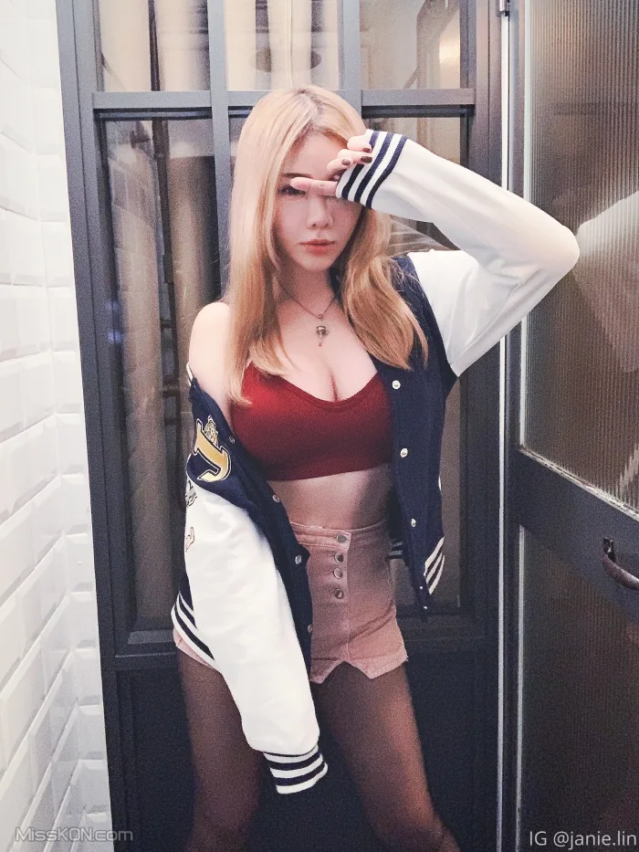 [OF] JANiE 泥泥_ 北捷手扶梯驚現爆乳妹「超大尺寸」緩緩上升，男性旅客塞爆「泥泥學姐大膽自拍」