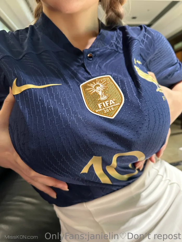 [OF] JANiE 泥泥_ 北捷手扶梯驚現爆乳妹「超大尺寸」緩緩上升，男性旅客塞爆「泥泥學姐大膽自拍」