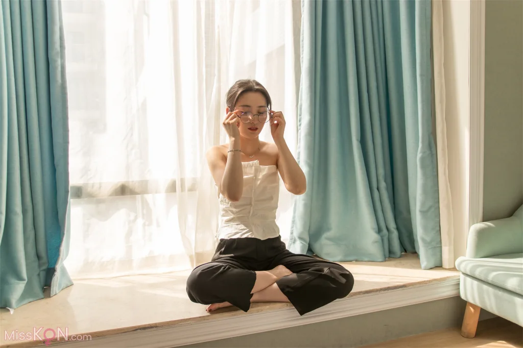 [Private Photoshoot] PKG眼镜娘_ S级女神 阳光与思绪的温柔对话