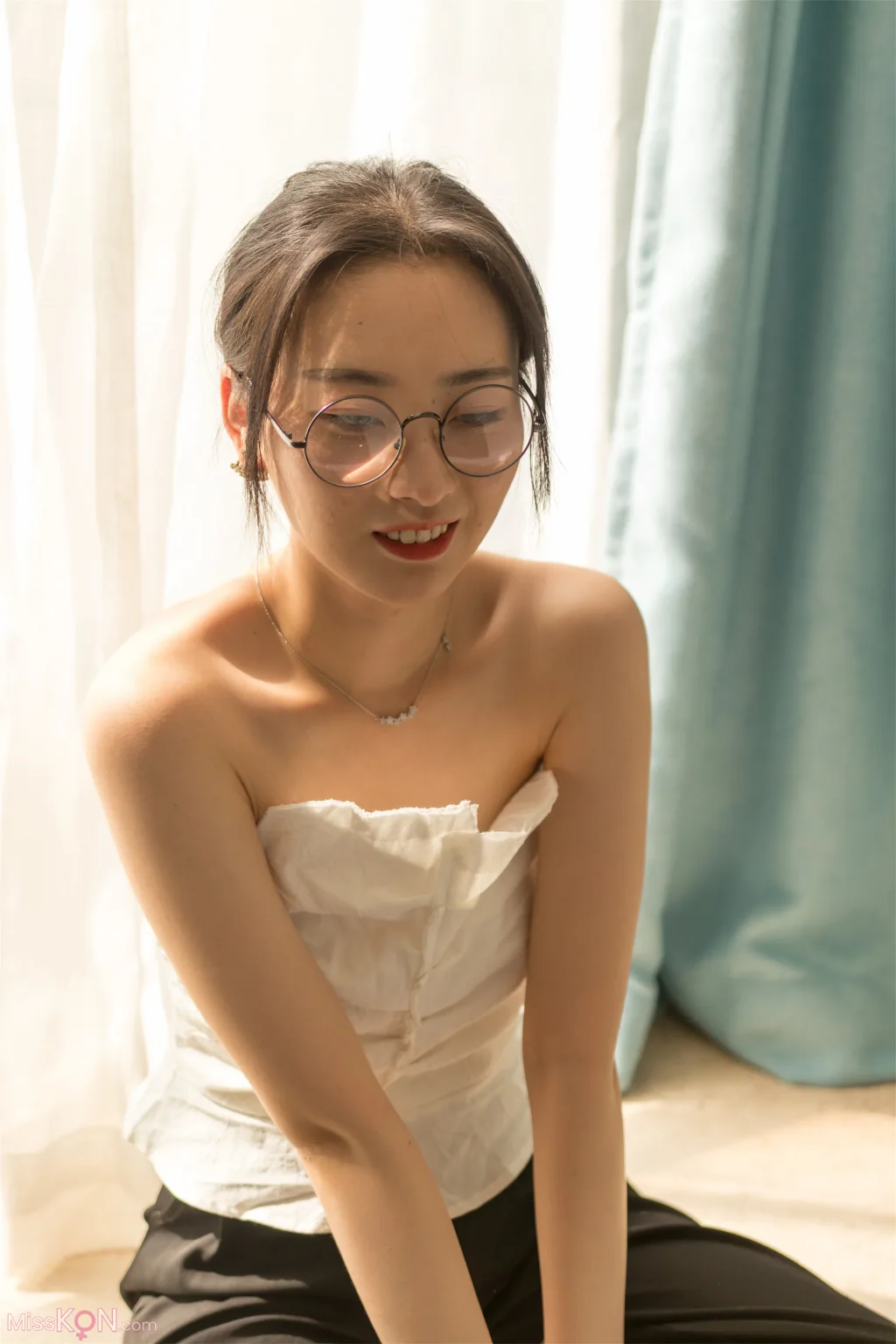 [Private Photoshoot] PKG眼镜娘_ S级女神 阳光与思绪的温柔对话