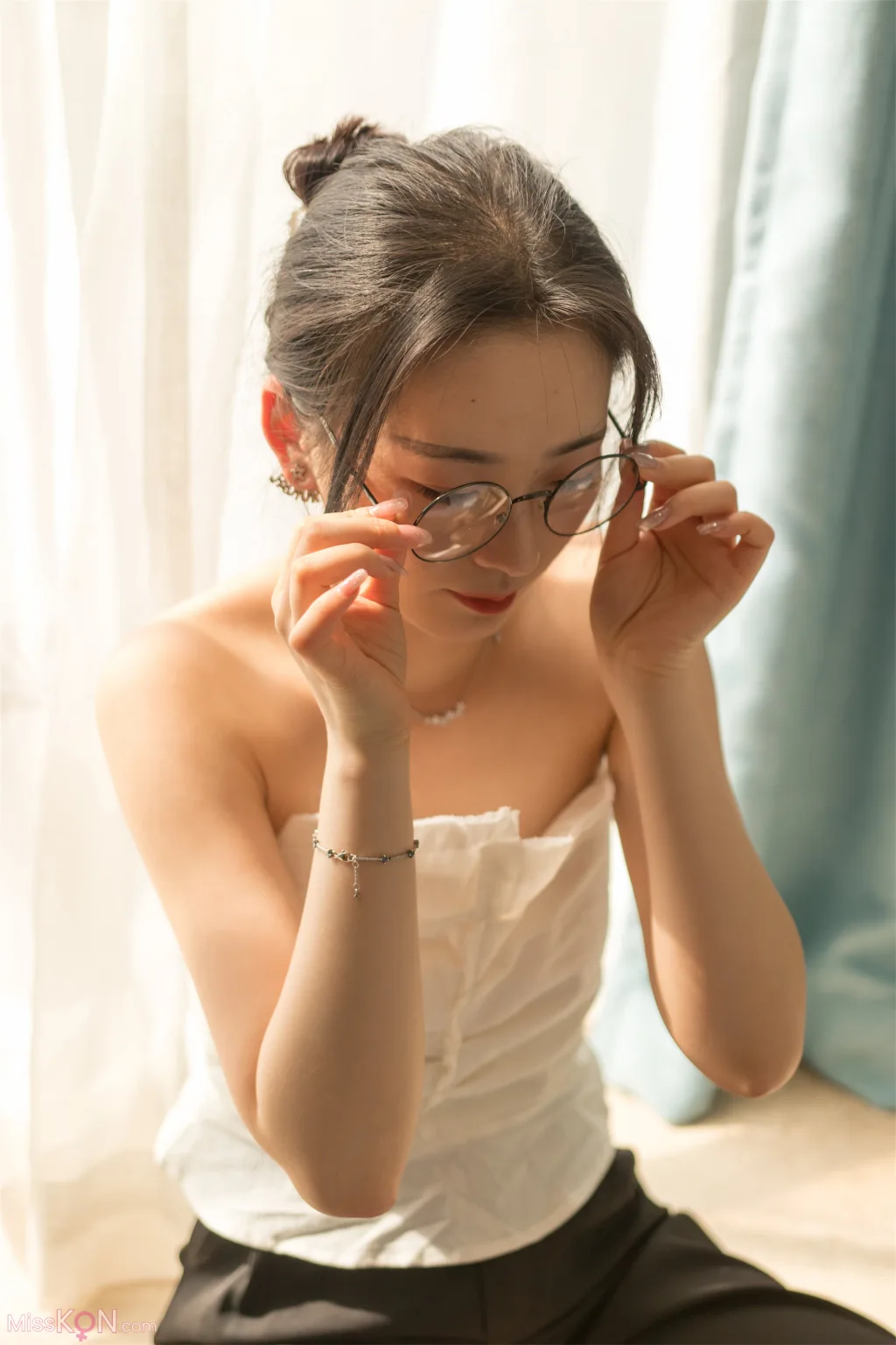 [Private Photoshoot] PKG眼镜娘_ S级女神 阳光与思绪的温柔对话