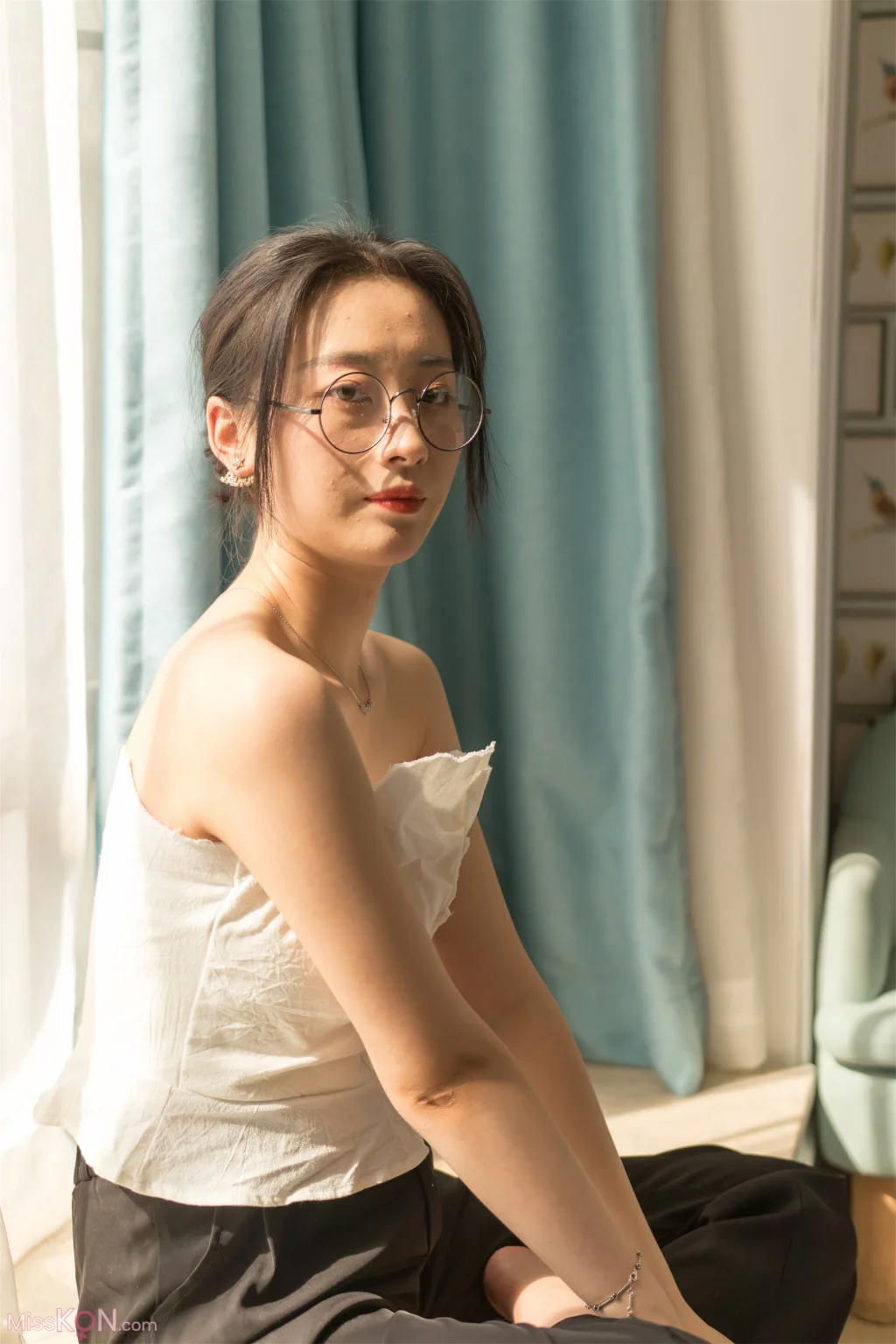[Private Photoshoot] PKG眼镜娘_ S级女神 阳光与思绪的温柔对话