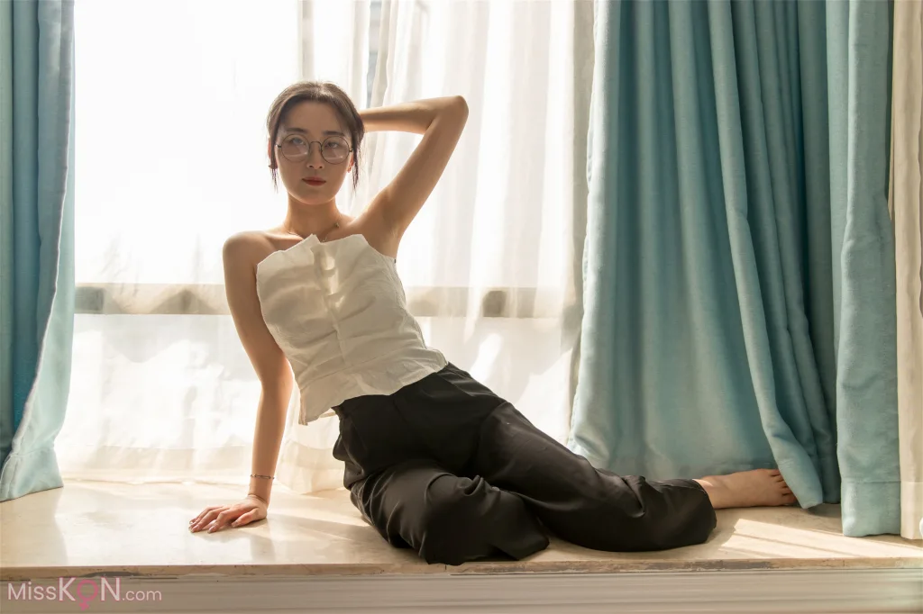[Private Photoshoot] PKG眼镜娘_ S级女神 阳光与思绪的温柔对话