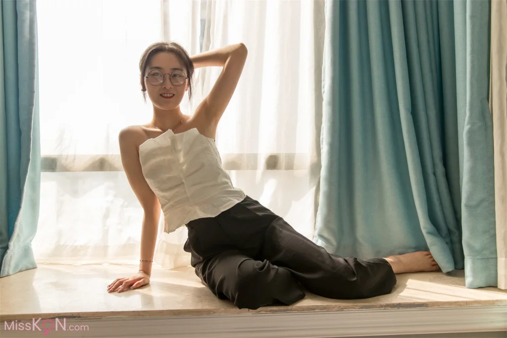 [Private Photoshoot] PKG眼镜娘_ S级女神 阳光与思绪的温柔对话