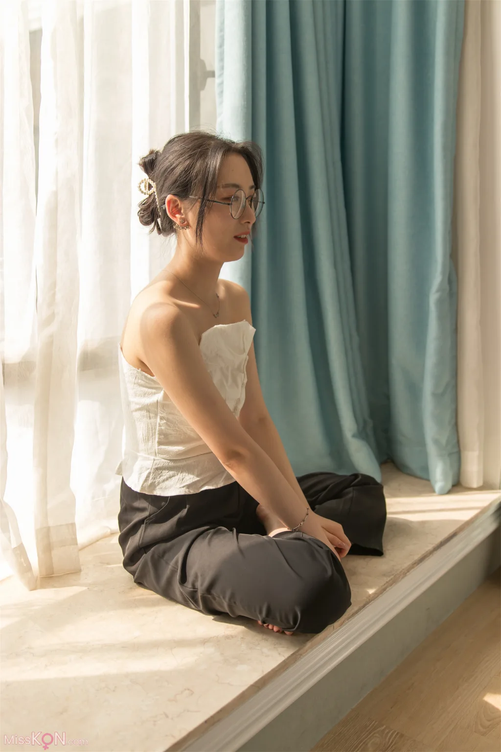 [Private Photoshoot] PKG眼镜娘_ S级女神 阳光与思绪的温柔对话
