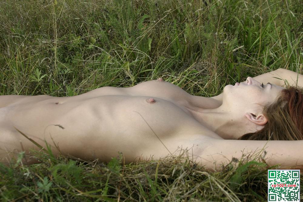 [Stunning18] 2025年3月19日 – Olga E – 在草地上行走