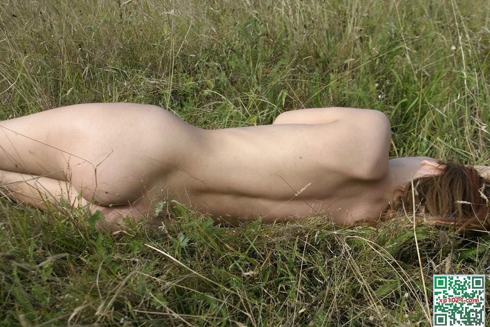 [Stunning18] 2025年3月19日 – Olga E – 在草地上行走