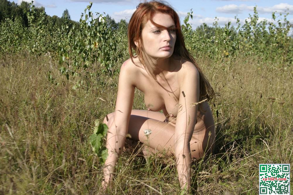 [Stunning18] 2025年3月19日 – Olga E – 在草地上行走