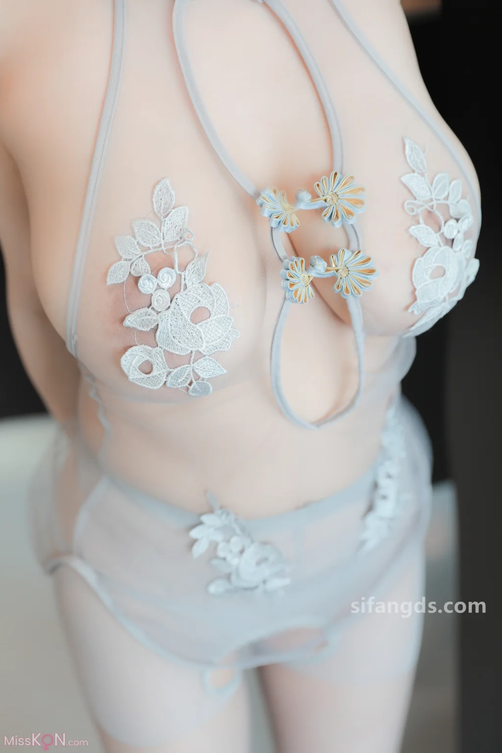 [XR Uncensored] 小肉肉咪_ R18 秀人网模特 透视情趣套装 肥美一线天