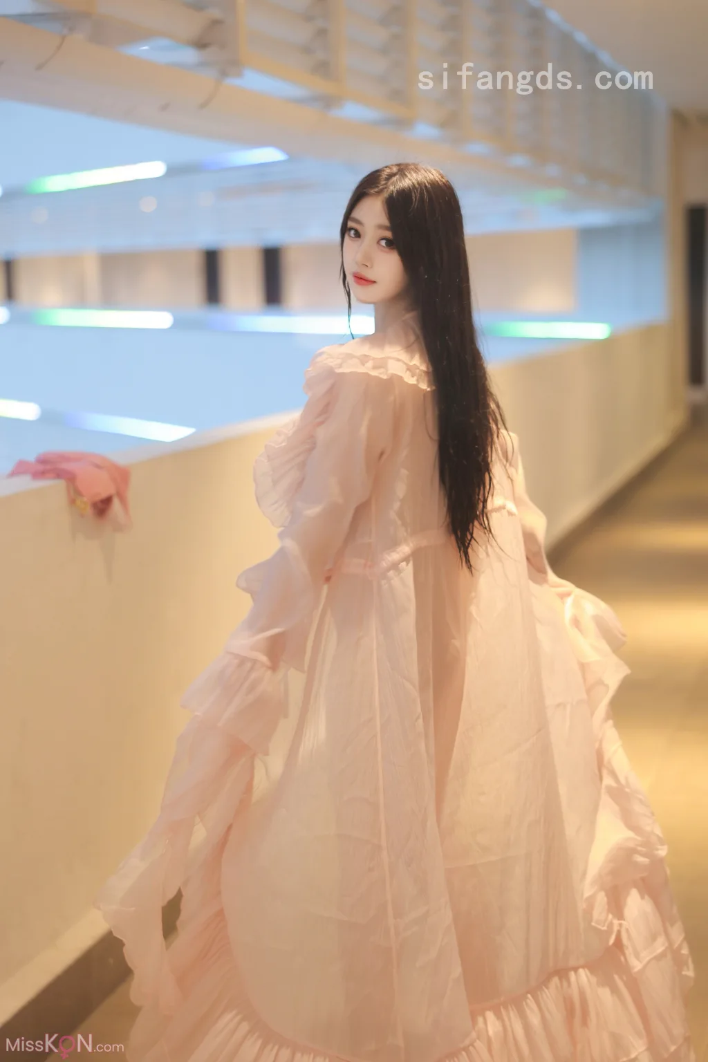 [XR Uncensored] 蛋蛋宝_ R18 秀人网模特 粉色泳装的诱惑