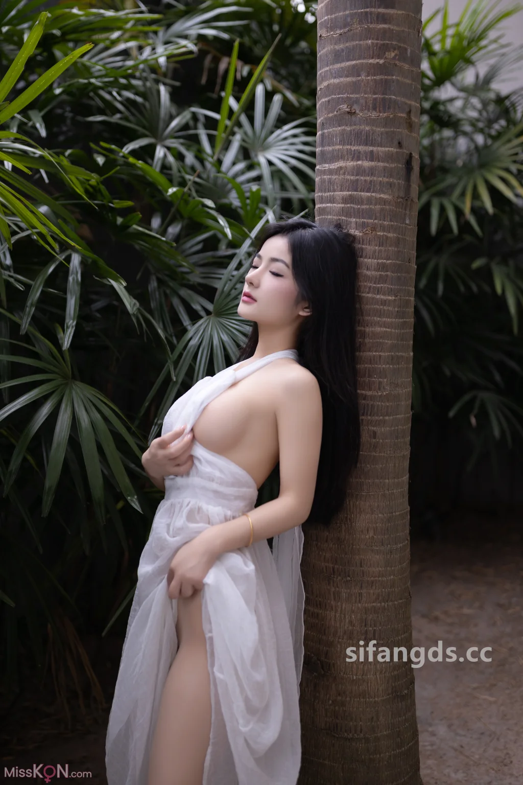 [XR Uncensored] 谭小灵_ R18 秀人网模特 白色连衣裙下的无内肉丝