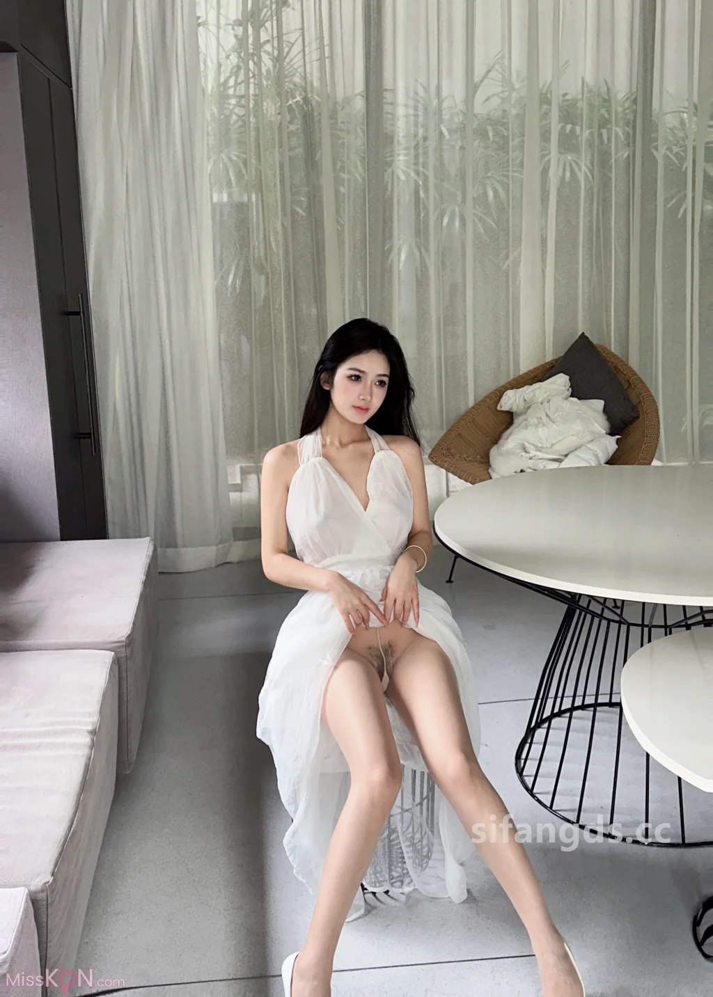 [XR Uncensored] 谭小灵_ R18 秀人网模特 白色连衣裙下的无内肉丝