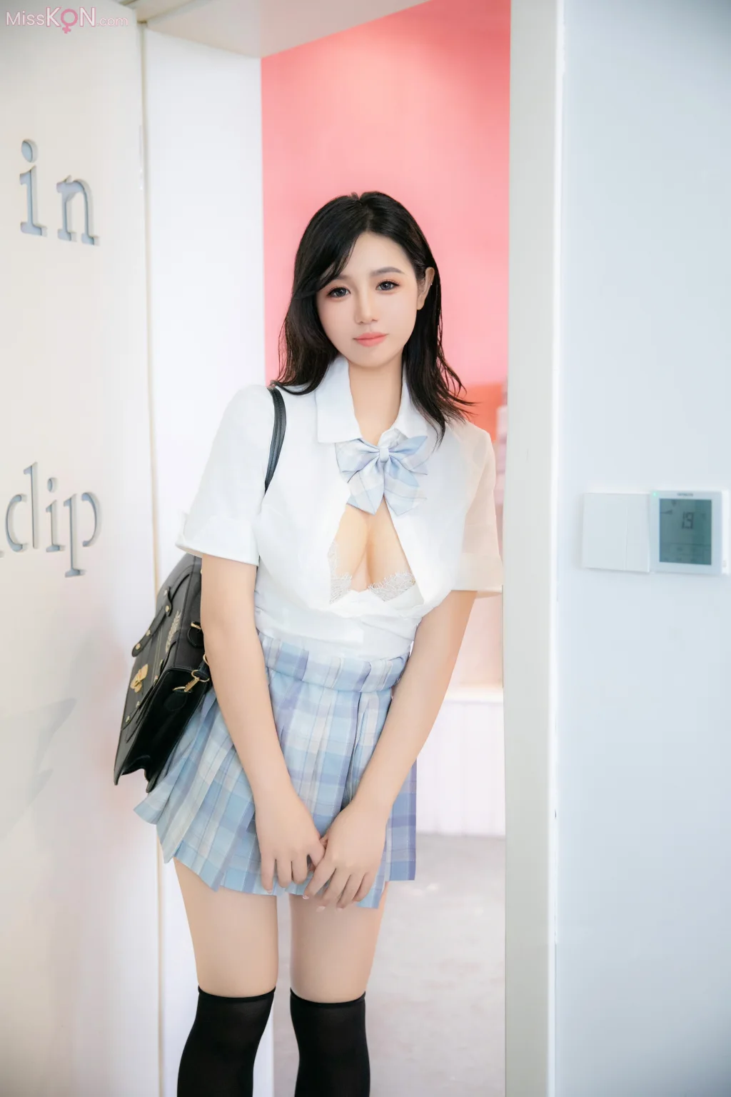 [XR Uncensored] 金小依_ R18 秀人网模特 JK学生妹