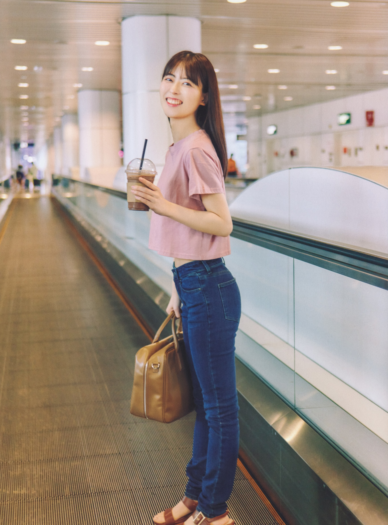Renka Iwamoto 岩本蓮加, 1st写真集 「いたずらな風」 Set.04