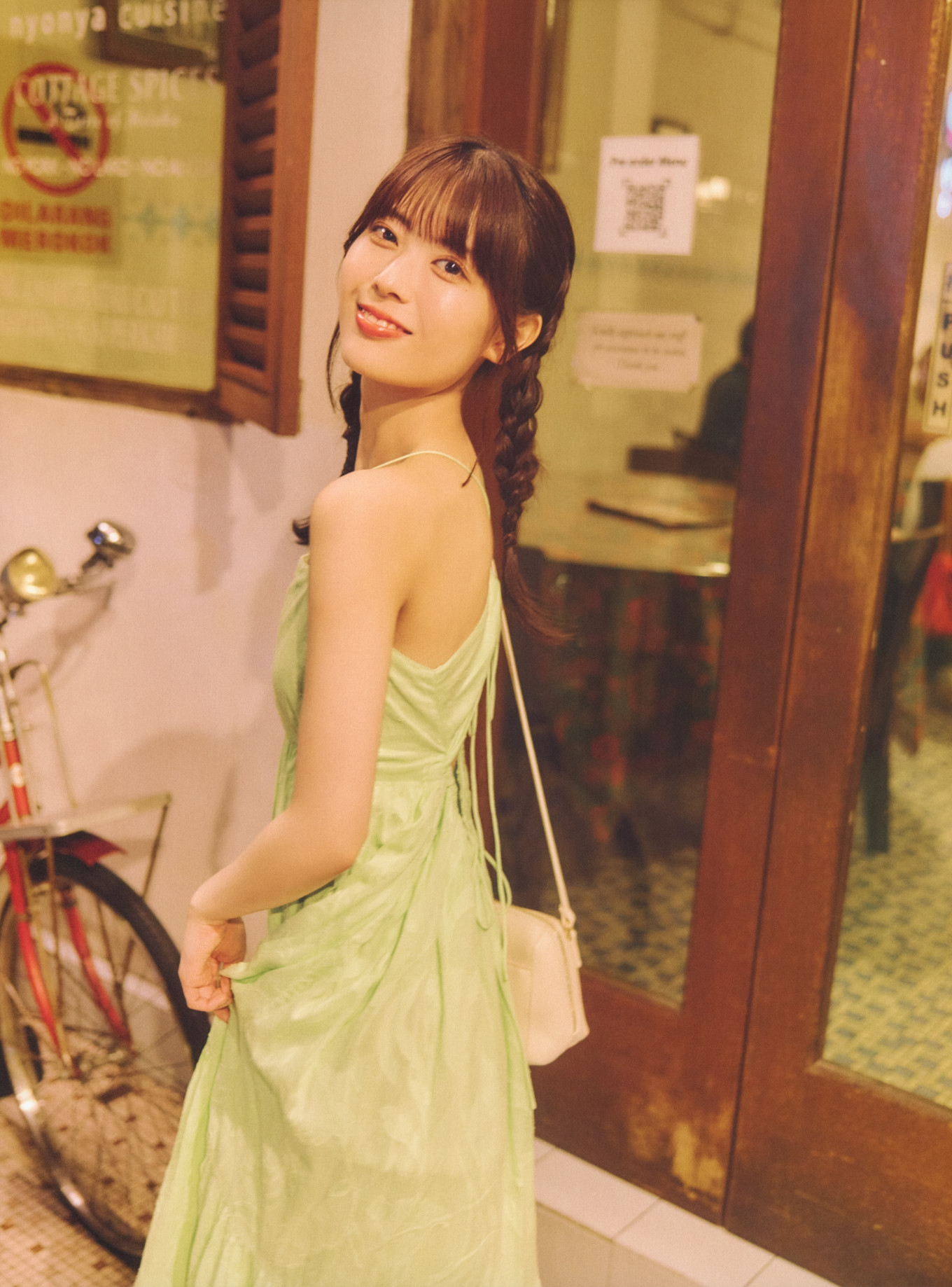 Renka Iwamoto 岩本蓮加, 1st写真集 「いたずらな風」 Set.04