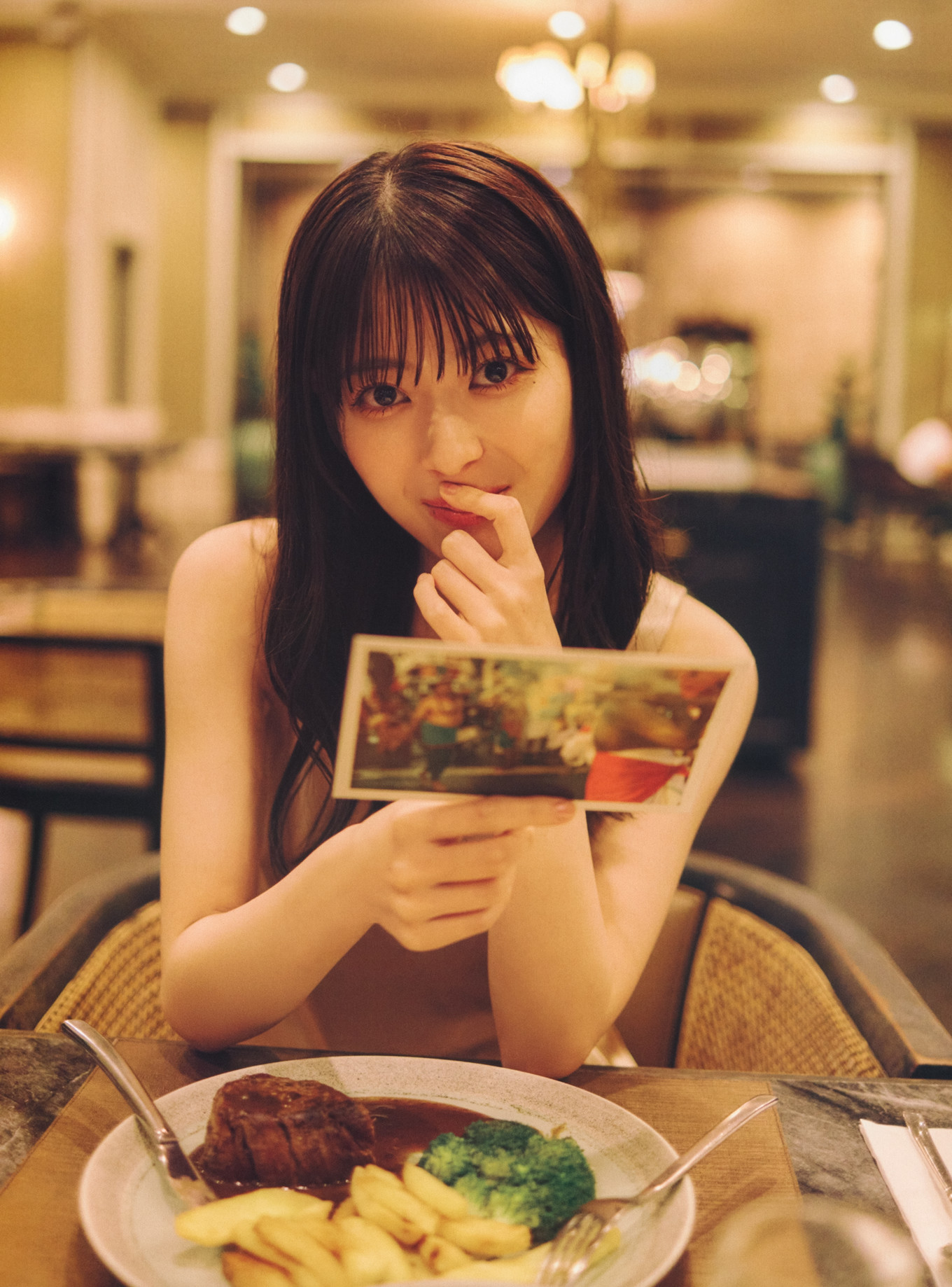 Renka Iwamoto 岩本蓮加, 1st写真集 「いたずらな風」 Set.04