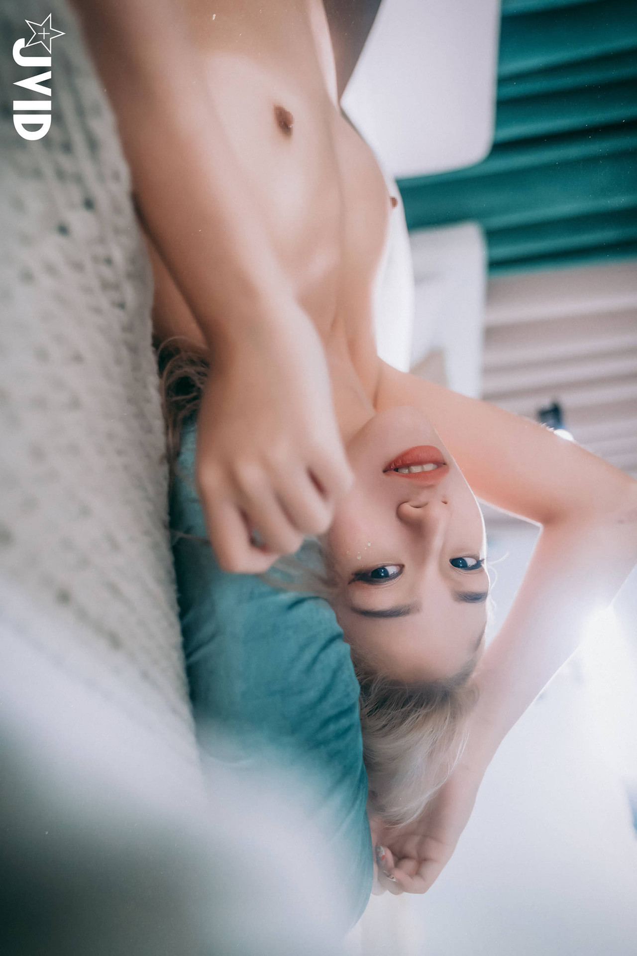 JVID Verna 借宿友人家-自己脱光光自摸爱抚-最后被友人掰开腿 Set.02