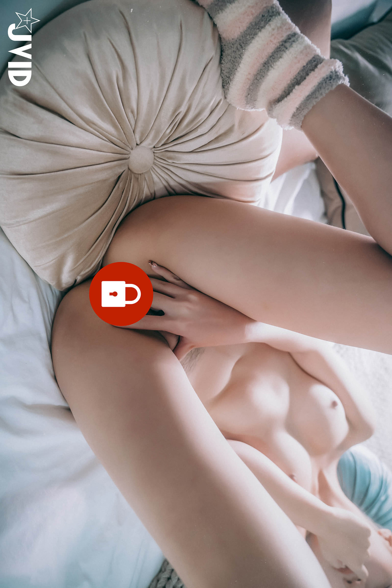 JVID Verna 借宿友人家-自己脱光光自摸爱抚-最后被友人掰开腿 Set.02