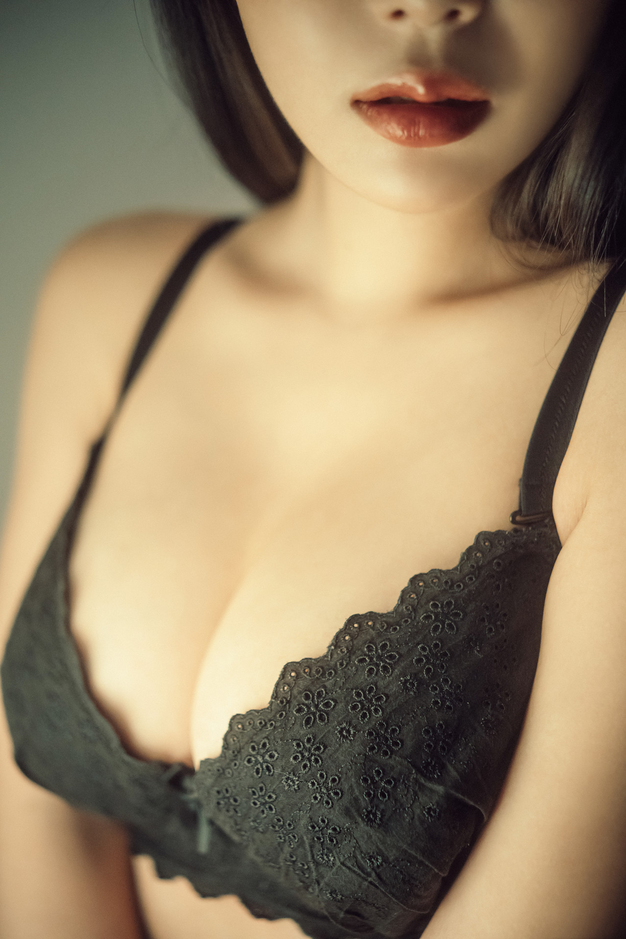 Eimi 에이미, PhotoBook “Black Bra” Set.02