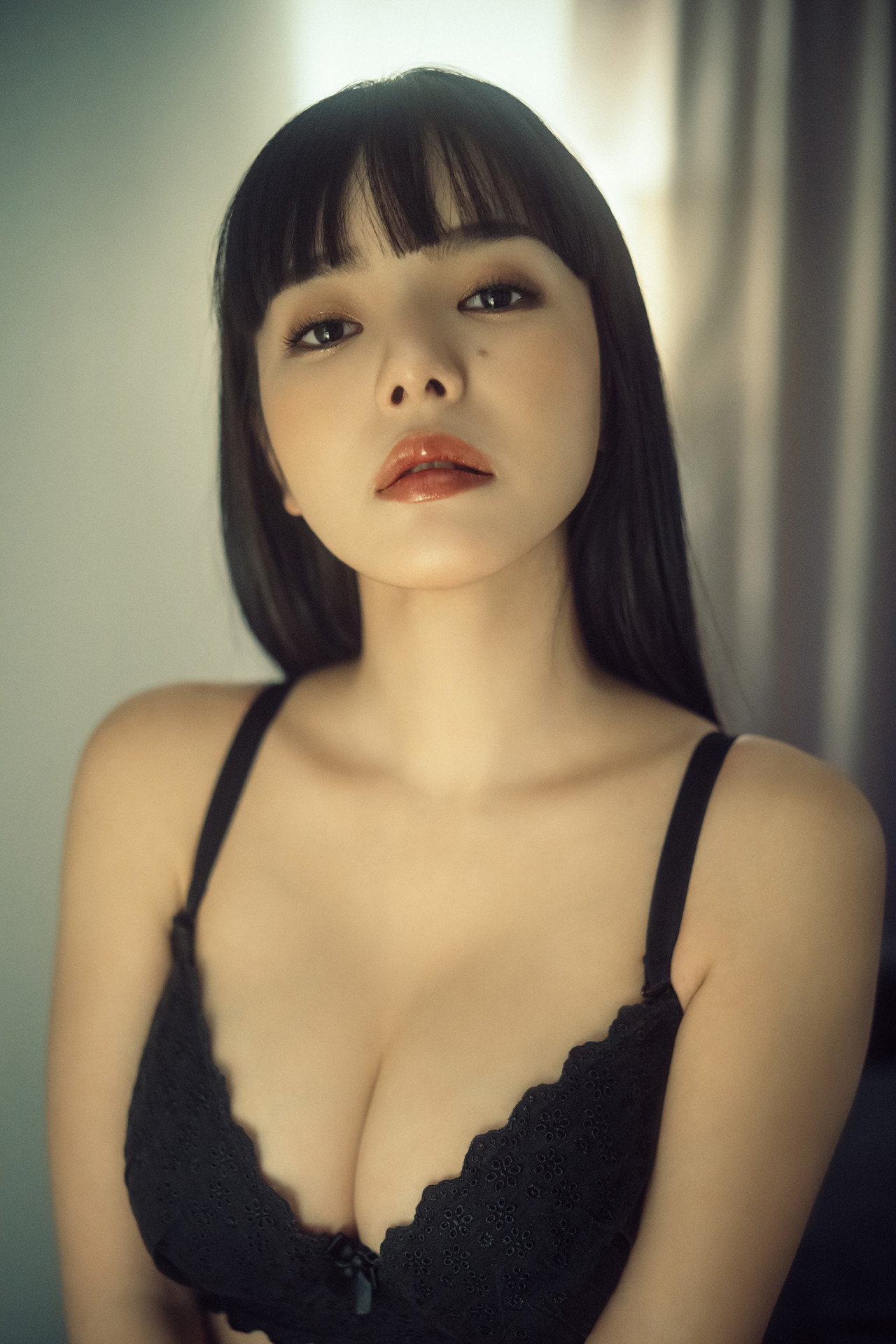 Eimi 에이미, PhotoBook “Black Bra” Set.02