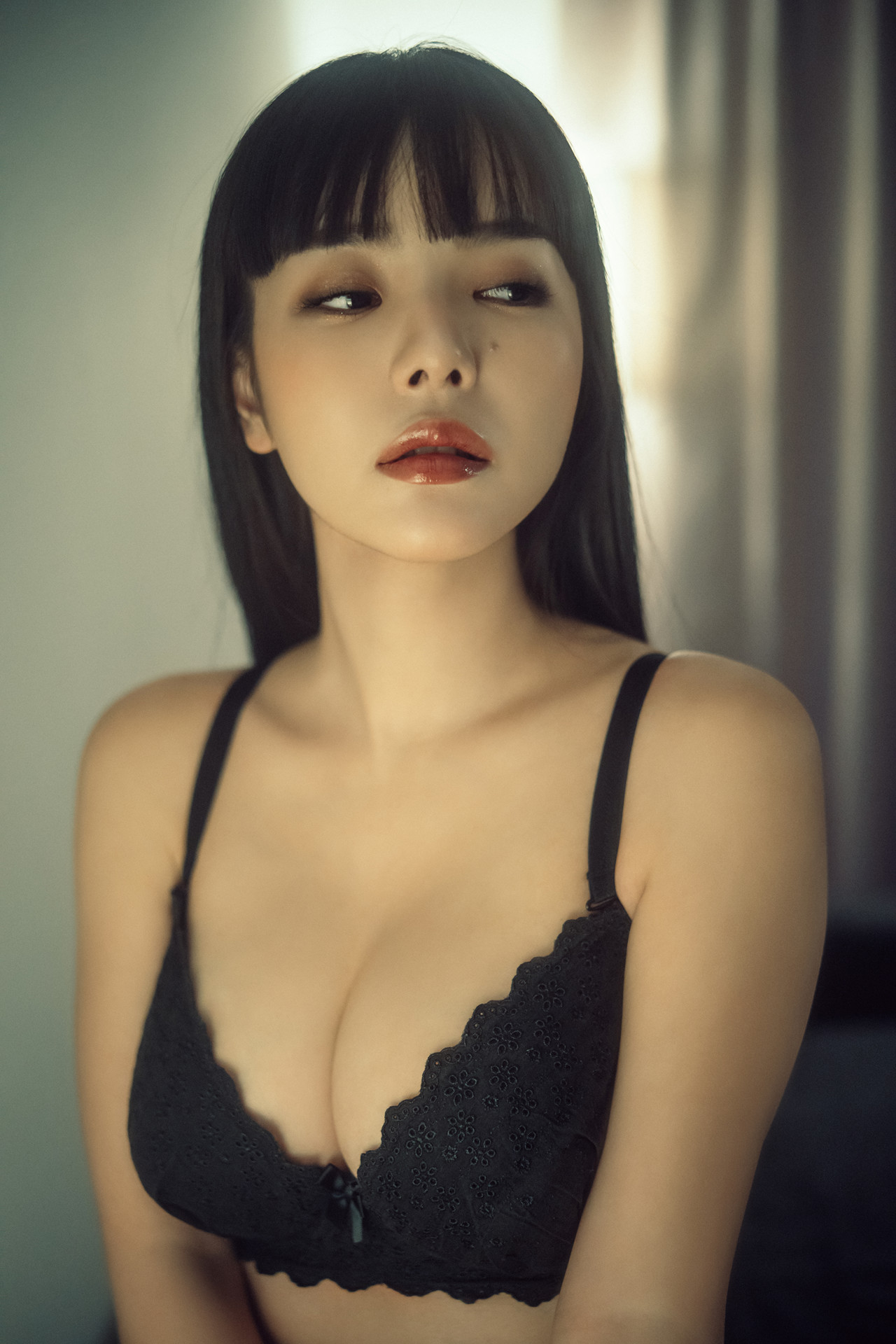 Eimi 에이미, PhotoBook “Black Bra” Set.02