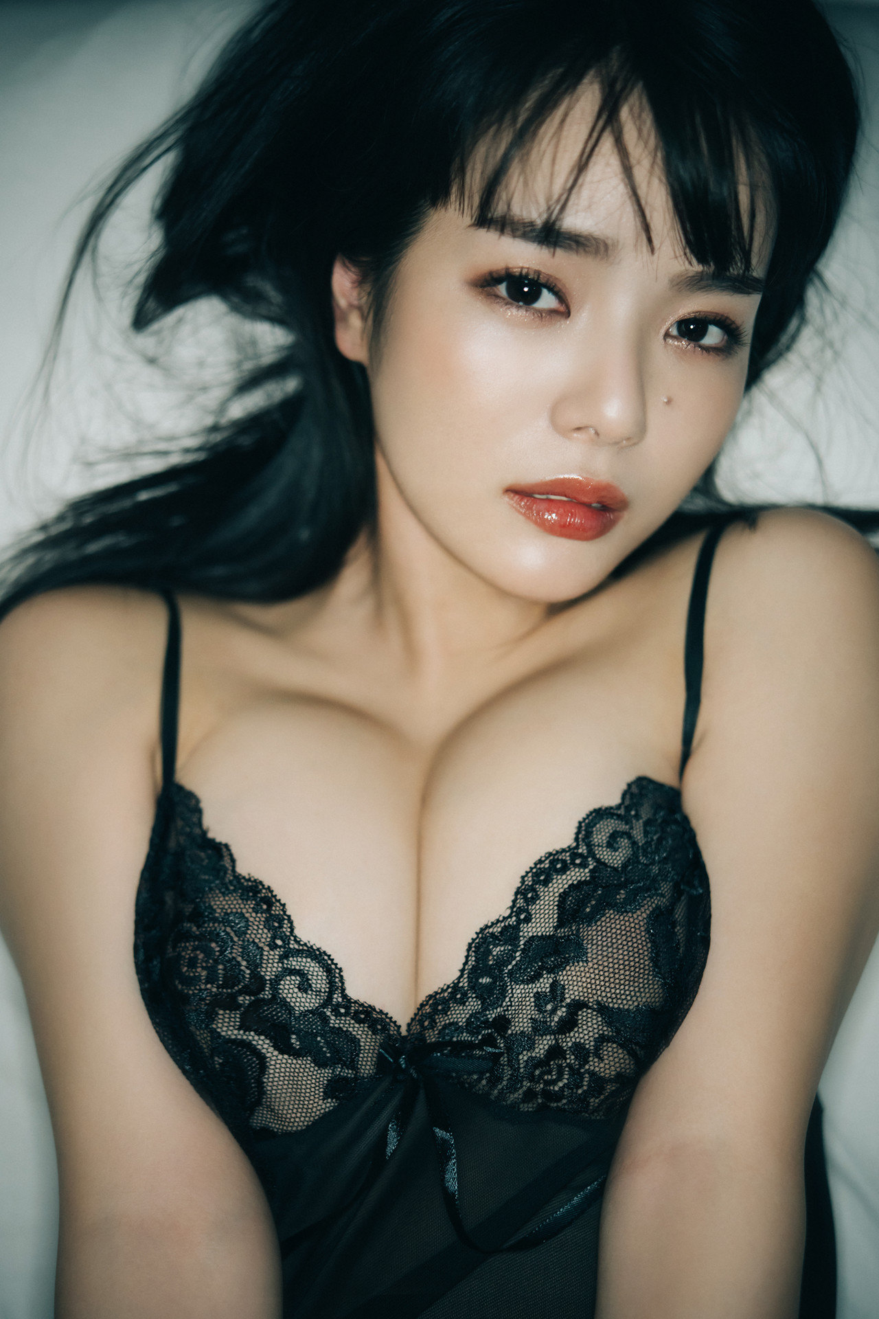 Eimi 에이미, PhotoBook “Black Bra” Set.02