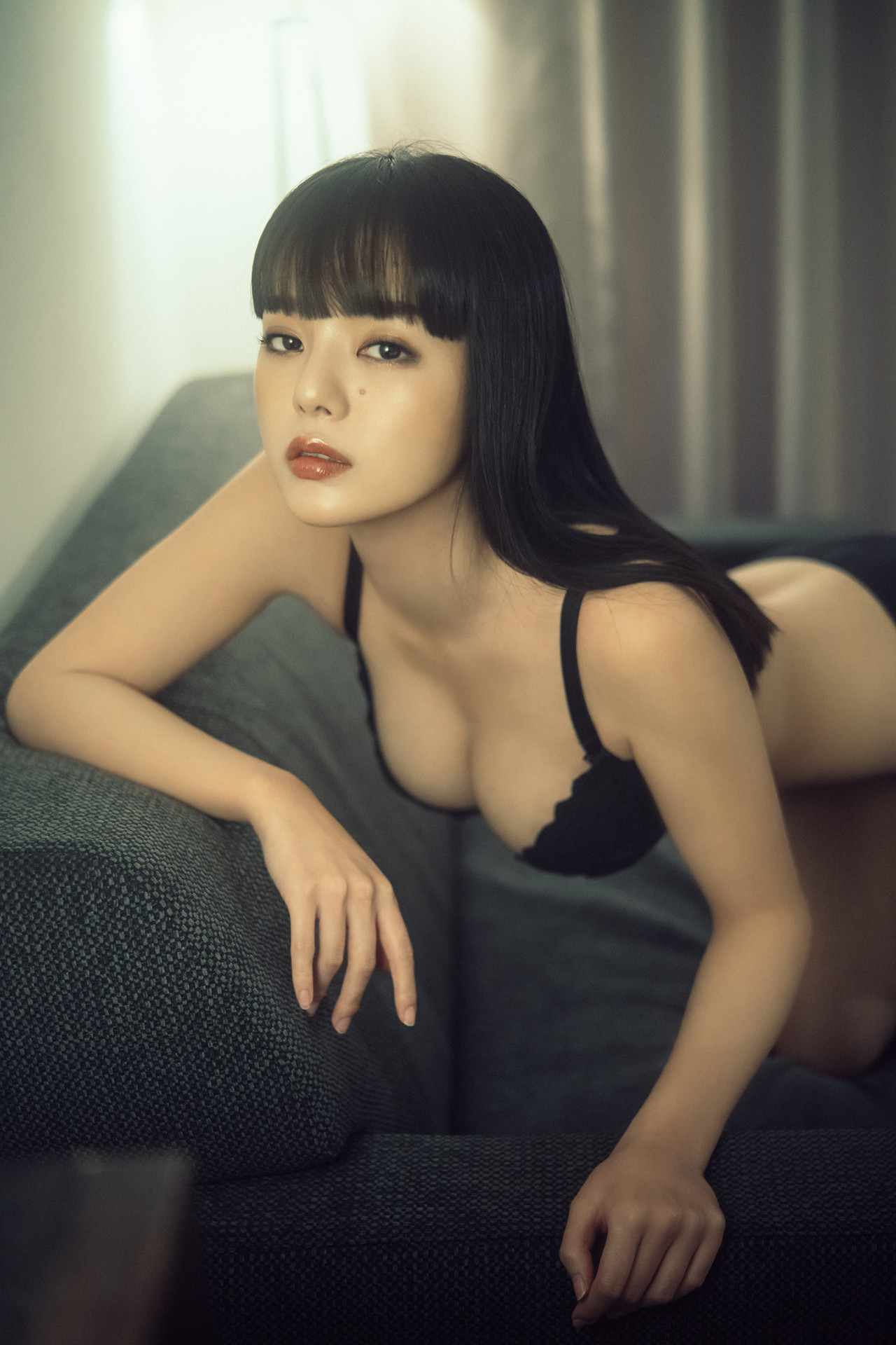 Eimi 에이미, PhotoBook “Black Bra” Set.02