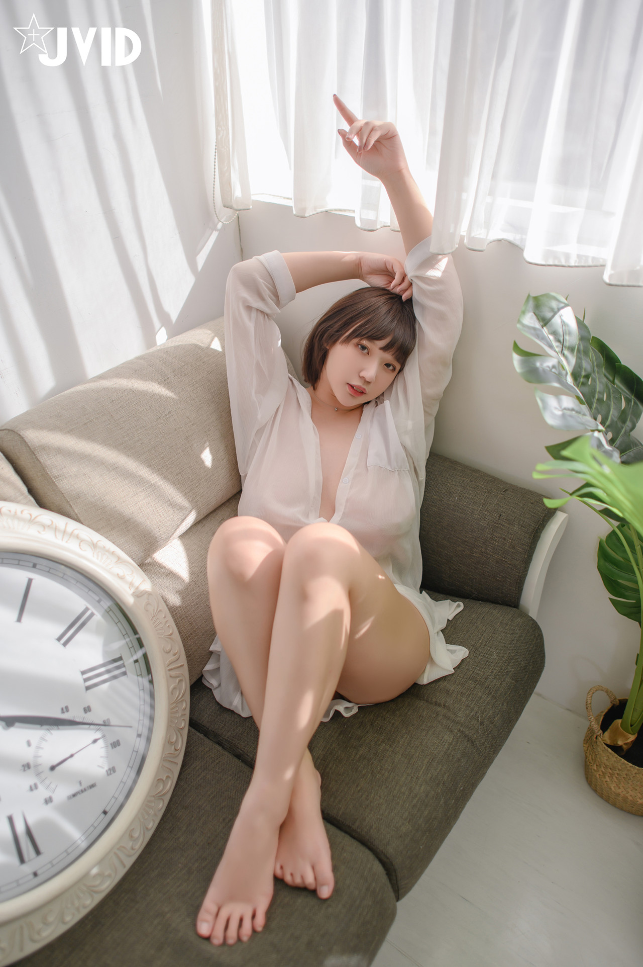 JVID Ruru茹茹 H級豪巨乳 寄宿家中的前同事－茹茹，一早醒來就衣衫不整！豪乳在眼前晃的我頭好暈啊～～～ Set.01