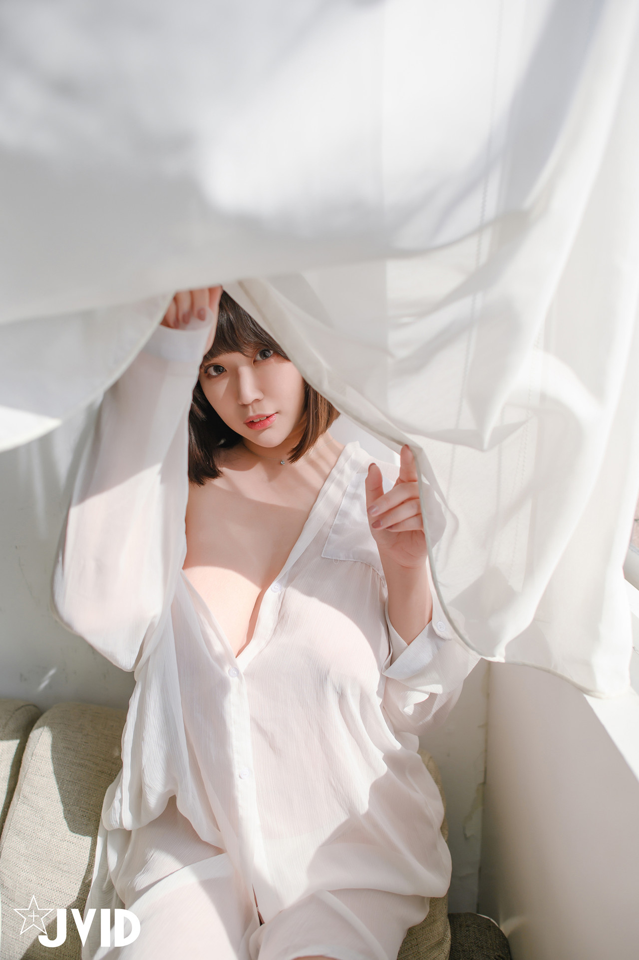 JVID Ruru茹茹 H級豪巨乳 寄宿家中的前同事－茹茹，一早醒來就衣衫不整！豪乳在眼前晃的我頭好暈啊～～～ Set.01