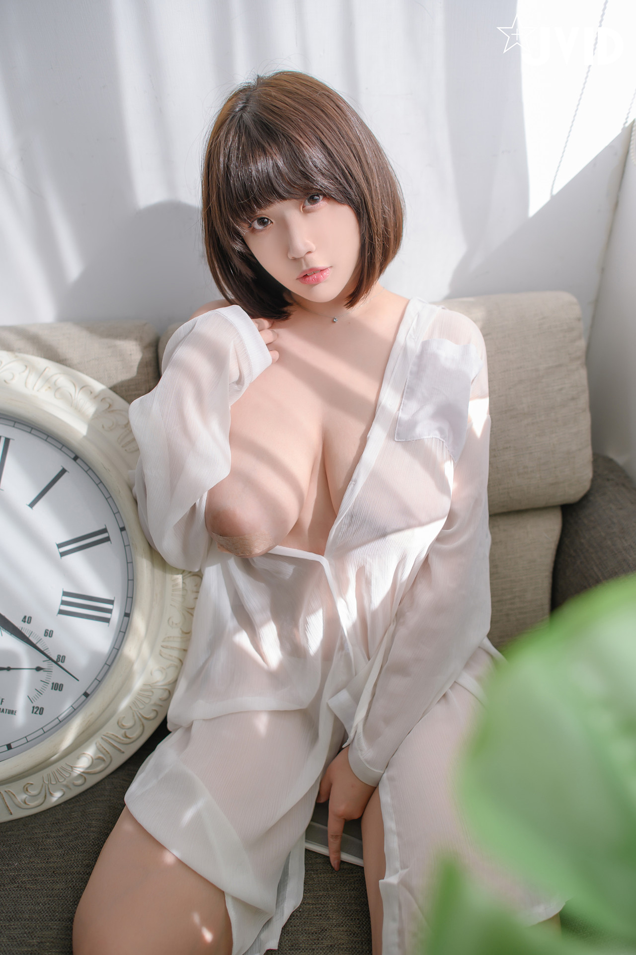 JVID Ruru茹茹 H級豪巨乳 寄宿家中的前同事－茹茹，一早醒來就衣衫不整！豪乳在眼前晃的我頭好暈啊～～～ Set.01
