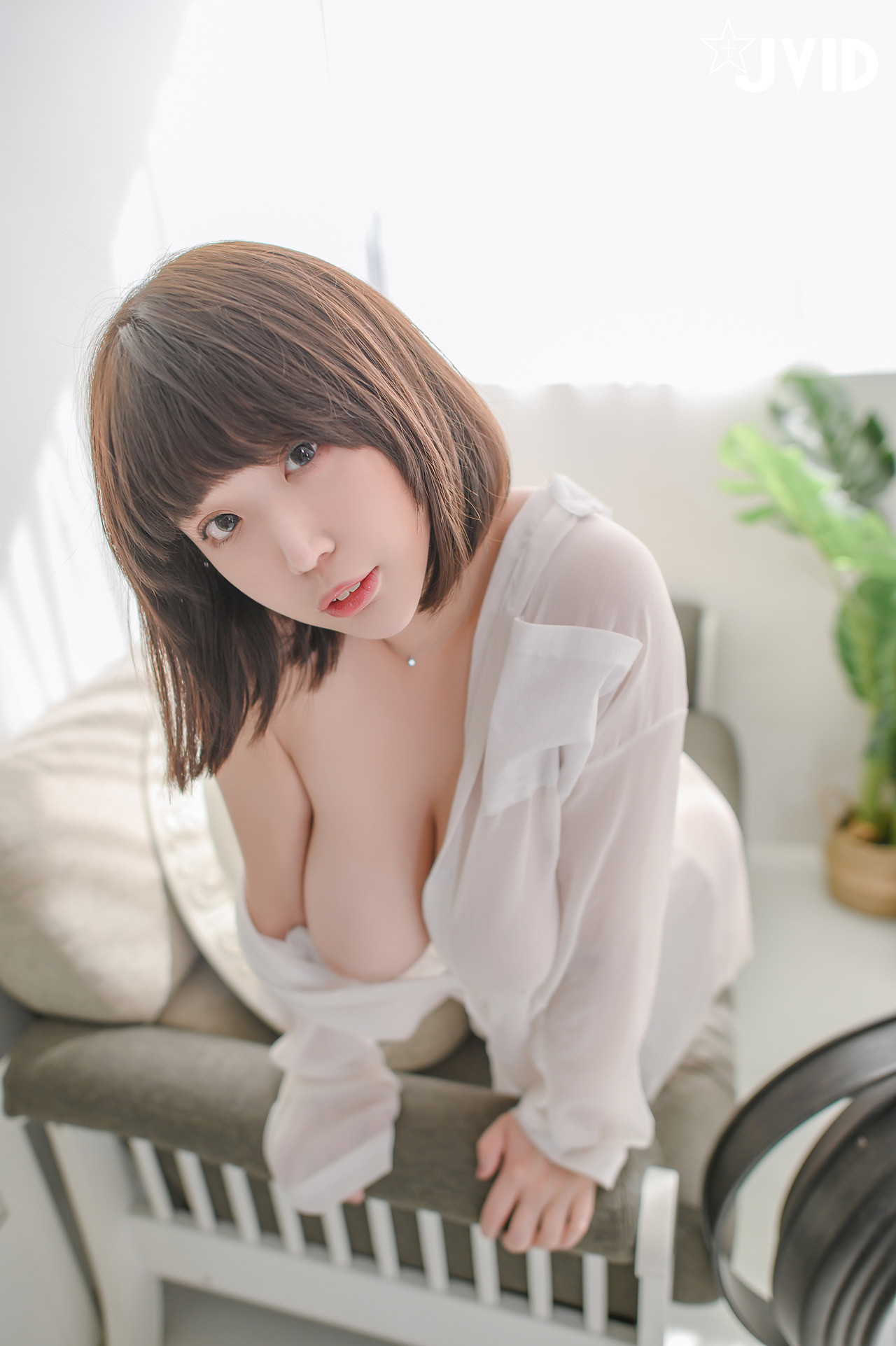 JVID Ruru茹茹 H級豪巨乳 寄宿家中的前同事－茹茹，一早醒來就衣衫不整！豪乳在眼前晃的我頭好暈啊～～～ Set.01