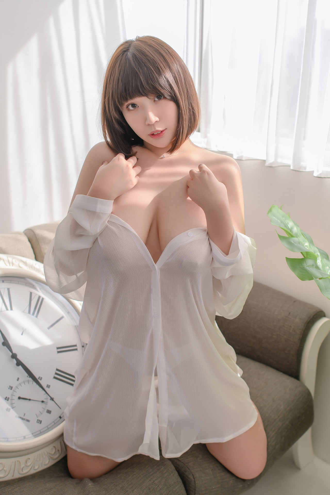 JVID Ruru茹茹 H級豪巨乳 寄宿家中的前同事－茹茹，一早醒來就衣衫不整！豪乳在眼前晃的我頭好暈啊～～～ Set.01