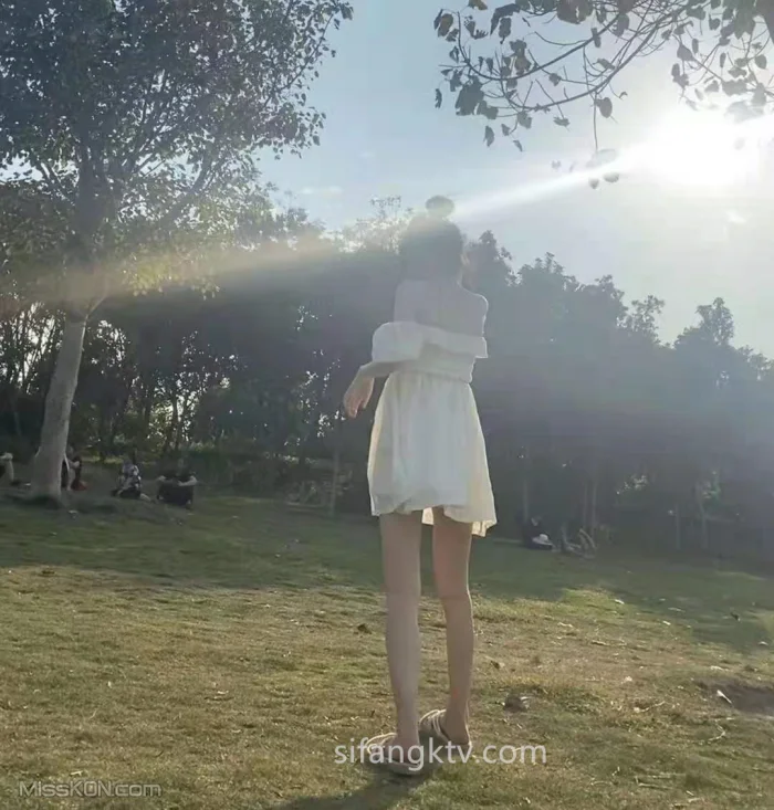 momo_ 清纯靓丽的外表下有一颗淫荡的心 学院学姐女神身材