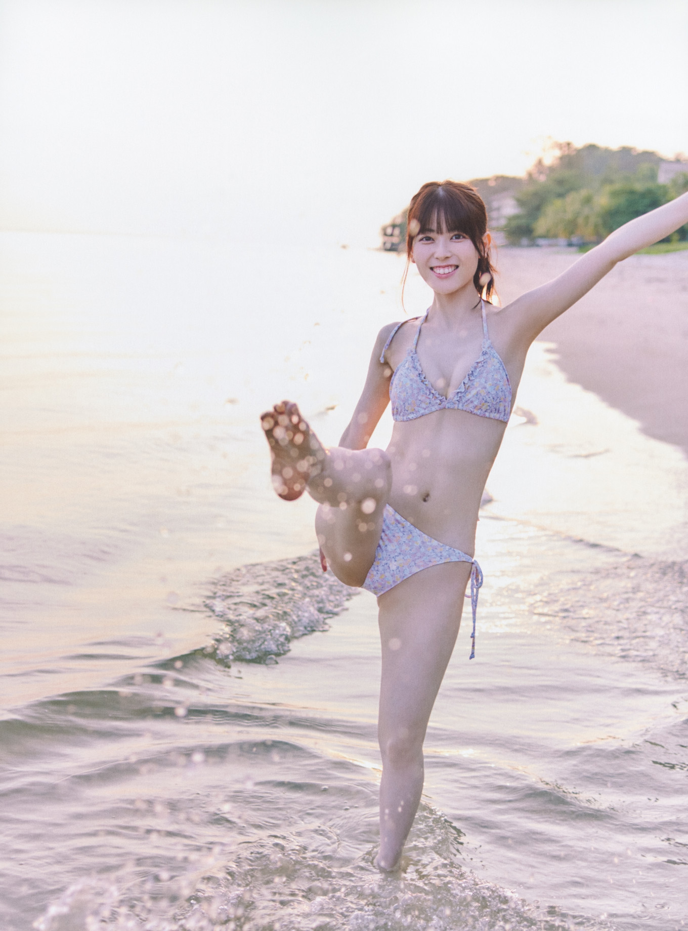 Renka Iwamoto 岩本蓮加, 1st写真集 「いたずらな風」 Set.05