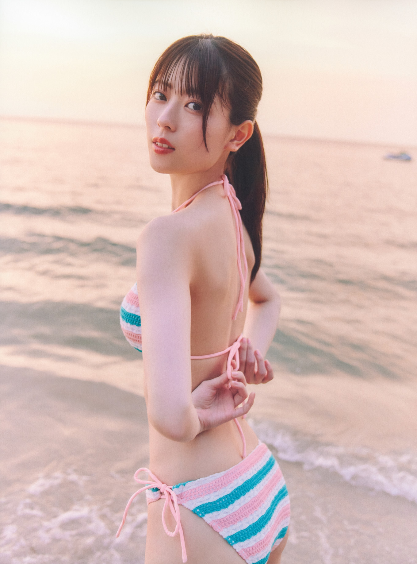 Renka Iwamoto 岩本蓮加, 1st写真集 「いたずらな風」 Set.03