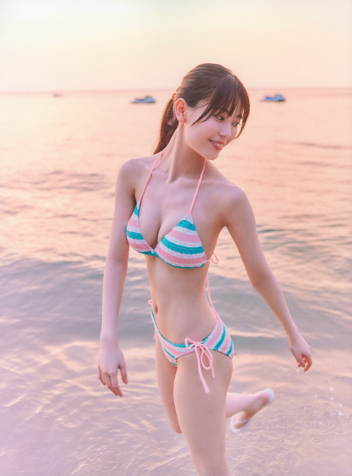 Renka Iwamoto 岩本蓮加, 1st写真集 「いたずらな風」 Set.03